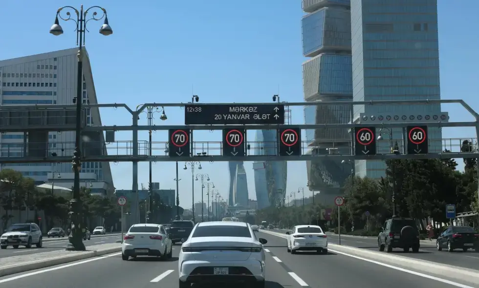 Türkische Arbeiter arbeiten auch am Samstag hart an der Autobahn Nagyszeben–Pitești.