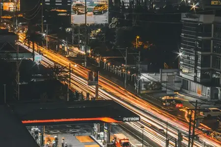 Прекъсвания по АМ M3 и АМ M0 заради буря, в област Хевес кола излетя в канавата заради паднало дърво.