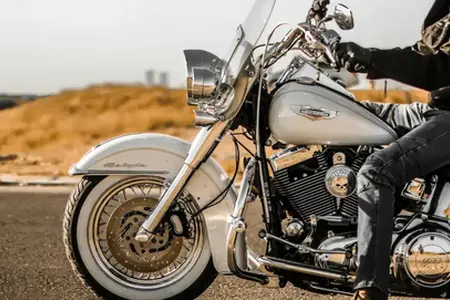 Nachts wird auch gearbeitet: Sehen Sie, wie die Arbeiter am Bau der Autobahn D11 tätig sind.