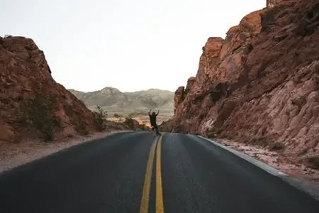 Les embouteillages réapparaissent : Les autoroutes se congestionnent de plus en plus, et l'autoroute M1 est déjà à l'arrêt.