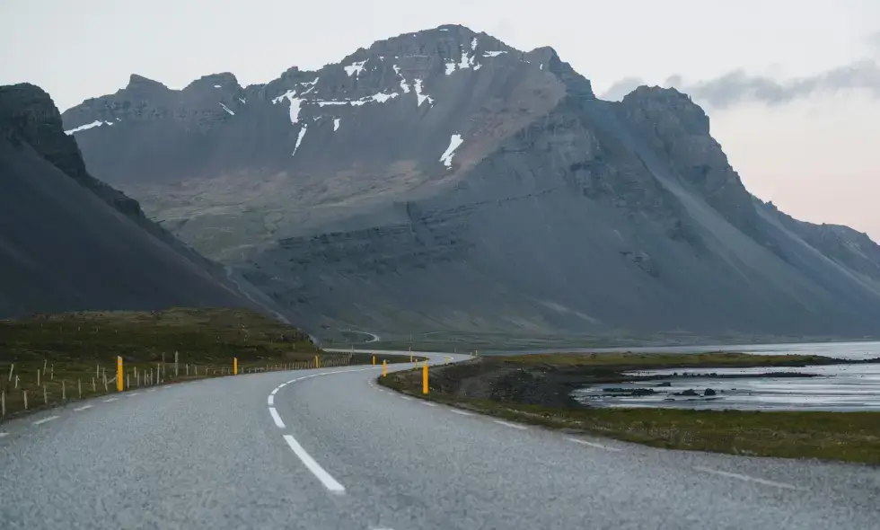 Een gerenoveerde M6-snelweg wacht op automobilisten.