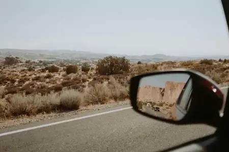 Acoperișuri solare deasupra autostrăzii: Calea către reducerea globală a emisiilor de dioxid de carbon