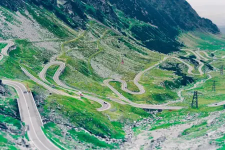 Vinietă românească - Călătoriți în România simplu și confortabil.